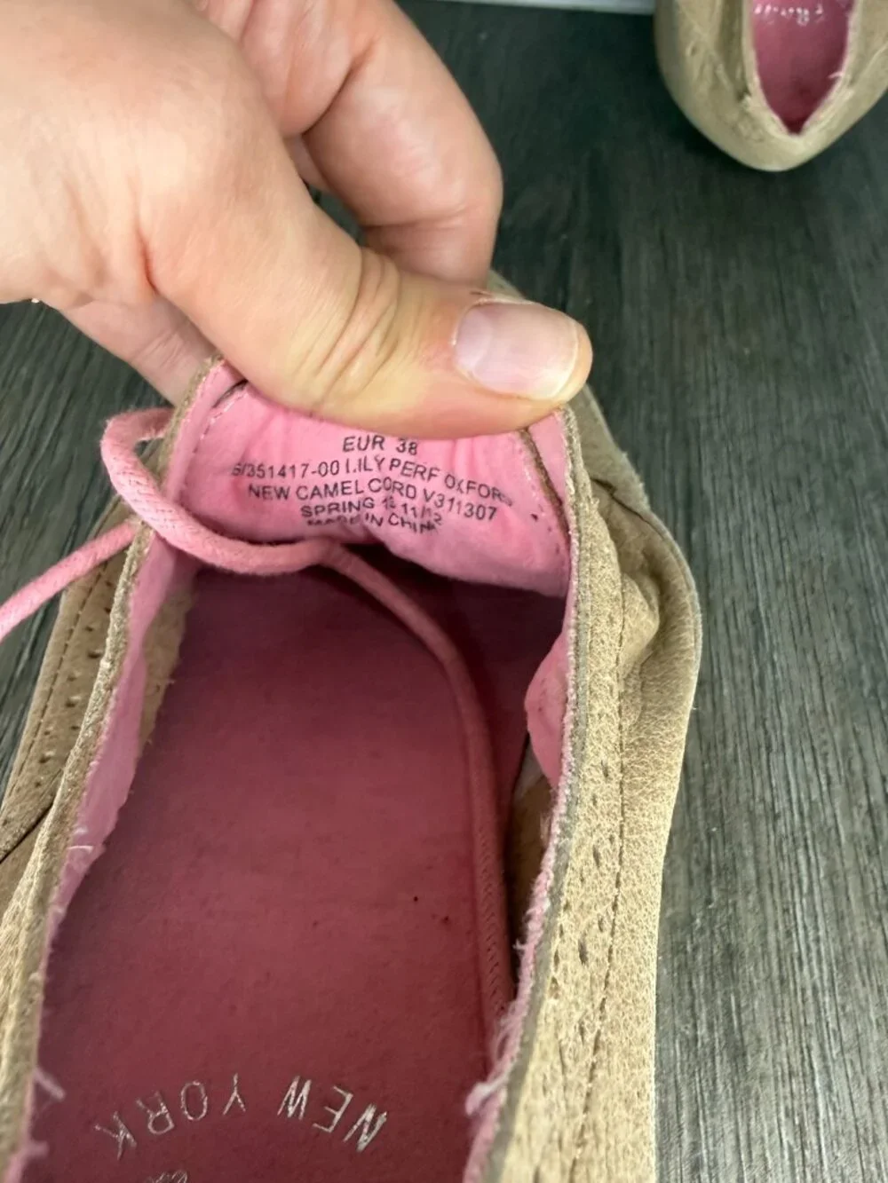 GAP Women’s Oxford Shoes Tan Brown with Pastel Pink Laces Size 7.5